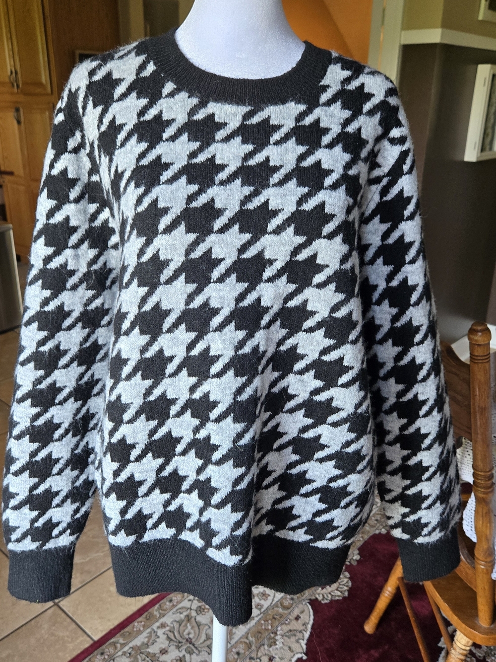 LOFT Black and Gray Houndstooth Crewneck Sweater